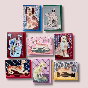 Puede incluir: Una colección de ocho tarjetas de felicitación con ilustraciones de perros. Cada tarjeta muestra un diseño de perro único, con varios colores y patrones. Las tarjetas tienen bordes de diferentes colores, incluyendo azul, verde, rojo, rosa y amarillo.