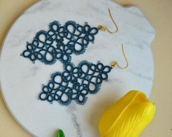 Orecchini a chiacchierino blu pavone, gioielli in pizzo a chiacchierino fatti a mano, eleganti orecchini vistosi color verde acqua, regalo minimalista di arte tessile, pizzo leggero