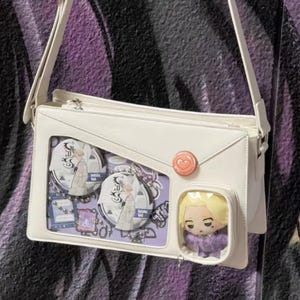 Envelope Ita Bag with Clear Display Window, Kawaii Anime Collectible Bag, Cute Plushie Holder, Customizable Display for Pins Badges