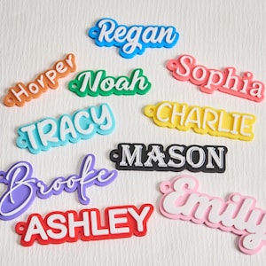 Llaveros con nombre personalizados, llaveros personalizados para niños, etiquetas de acrílico para nombre, llaveros con nombre impresos en 3D, etiquetas con nombre retro, etiquetas para mochilas