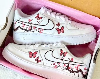 Cherry Blossom Air Force 1: handgeschilderde sneakers met bloemen en vlinders