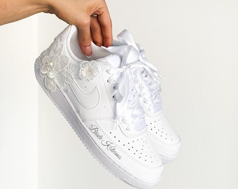 Benutzerdefinierte Braut Nike Turnschuhe - Perle, Strass & Blumen Hochzeitsschuhe