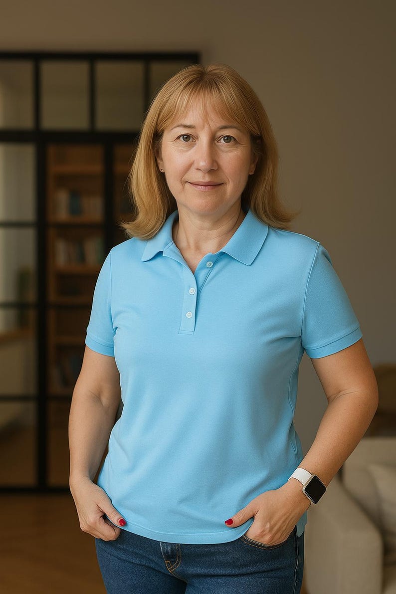 Op de afbeelding: Een lichtblauw poloshirt met een klassieke kraag en een knoopsluiting met drie knopen. Het shirt heeft korte mouwen en een rechte zoom en is gemaakt van een effen gekleurde stof. Het ontwerp is eenvoudig en functioneel van aard.