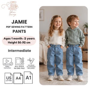 Puede incluir: Un patrón de costura digital en PDF para pantalones Jamie, diseñado para edades de 1 mes a 2 años y alturas de 56-92 cm. El documento incluye instrucciones en video, todas las tallas en un archivo y sin margen de costura para papel A4 y A1.
