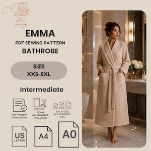 Op de afbeelding: Een beige wafelstof badjas met een sjaalkraag, lange mouwen en twee voorzakken, vastgestrikt in de taille met een bijpassende ceintuur. De tekst luidt: EMMA PDF SEWING PATTERN BATHROBE, SIZE XXS-5XL, Intermediate, PDF Pattern + Instruction.