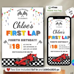 Puede incluir: Una invitación de cumpleaños con temática de carreras, con el texto "Chloe's First Lap Fourth Birthday!" en colores vibrantes. El diseño incluye un coche de carreras rojo, banderas a cuadros y la fecha 18 de diciembre. Incluye una etiqueta de agradecimiento gratuita.