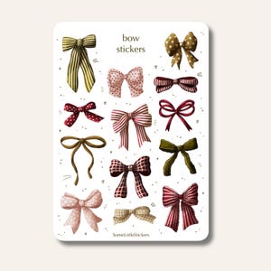 Op de afbeelding: Een stickervel met diverse strikdesigns in groen, rood, roze en bruin. De strikken hebben verschillende patronen, waaronder strepen, stippen en ruitjes. De tekst "bow stickers" staat bovenaan en "SomeLittleStickers" onderaan.