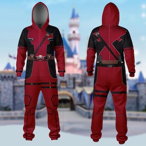 Puede incluir: Mono con capucha rojo y negro con dise&ntilde;o de Deadpool. La parte delantera presenta cierre de cremallera, cintur&oacute;n con logo de Deadpool y detalles negros. La parte trasera es principalmente roja con detalles negros. El atuendo est&aacute; dise&ntilde;ado para parecerse al disfraz del superh&eacute;roe.
