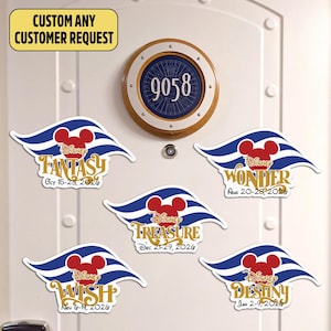 Peut inclure: Une porte blanche avec un hublot et le numéro de chambre 9058. En dessous, cinq aimants de navire de croisière Disney avec les noms Fantasy, Wonder, Treasure, Wish et Destiny, chacun avec une plage de dates. Un panneau jaune indique "CUSTOM ANY CUSTOMER REQUEST."