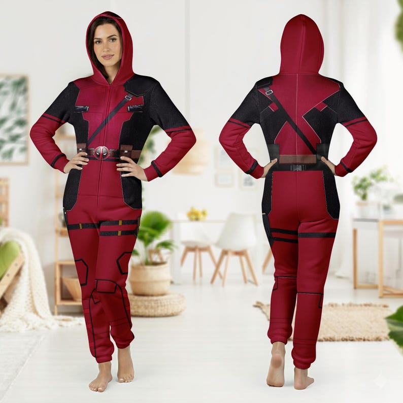 Puede incluir: Mono con capucha rojo y negro con cintur&oacute;n y correas. El mono tiene una cremallera frontal y est&aacute; dise&ntilde;ado con un tema de superh&eacute;roe. El atuendo se muestra desde el frente y la espalda.