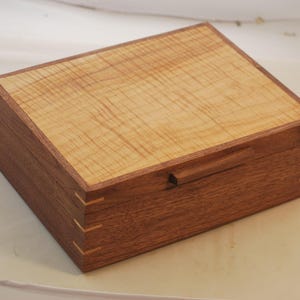 Watch Box with Quilted maple top - Holds 6 watches - Walnut Body