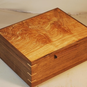 Watch Box with Quilted maple top - Holds 6 watches - Walnut Body