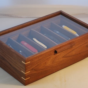 Knife display case with a glass top - removeable tray  & 12 sections - Walnut