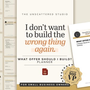 Op de afbeelding: Een planner getiteld "What Offer Should I Build?" met de tekst "I don't want to build the wrong thing again." De afbeelding bevat een PDF-pictogram en een zegel met de tekst "Built by a Former Fortune 500 VP" voor kleine ondernemers.