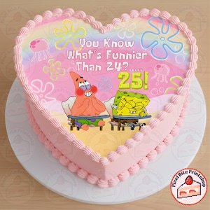Peut inclure: Un gâteau en forme de cœur avec un glaçage rose et un thème Bob l'éponge. Le gâteau présente Patrick Étoile et Bob l'éponge, avec le texte "You Know What's Funnier Than 24?.....25!" et des décorations de créatures marines.