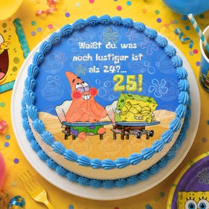 May include: A round cake with blue frosting borders featuring a printed image of Patrick Star and SpongeBob SquarePants. The text reads: Weist du, was noch lustiger ist als 24?... 25! The design includes bubbles and a sandy background on a blue field.