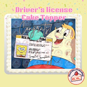 Puede incluir: Una tarta rectangular con glaseado blanco y una imagen de dibujos animados de Bob Esponja sosteniendo un permiso de conducir. El adorno de la tarta dice "Driver's License Cake Topper" y "Congrats!"