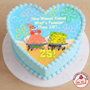 Könnte beinhalten: Ein herzförmiger Kuchen mit hellblauer Glasur und einem Cartoon-Bild von Patrick Star und SpongeBob Schwammkopf. Der Kuchen trägt den Text "You Wanna Know What's Funnier Than 24?... 25!" in Weiß und Gelb.