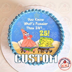 Op de afbeelding: Een ronde taarttopper met een blauwe achtergrond, Patrick Ster en SpongeBob SquarePants. De tekst luidt: You Know What's Funnier Than 24?.... 25! Het ontwerp bevat een zandstrand, bubbels en het woord CUSTOM in een gepixeld lettertype.