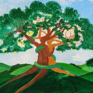 Op de afbeelding: Een schilderij van een boom met een groene slang die om de stam gewikkeld is. De boom heeft een bruine stam en groene bladeren. De slang is groen met een gele buik. De achtergrond is een blauwe lucht met witte wolken.