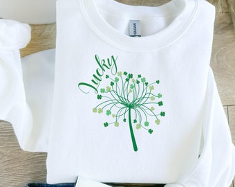 Puede incluir: Sudadera blanca con un diseño de trébol verde y la palabra "lucky" impresa en la parte delantera.