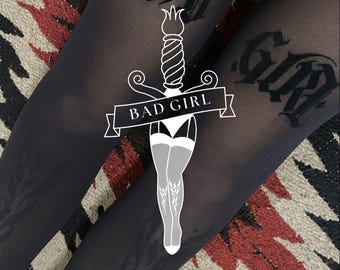 Rajstopy BAD GIRL Tattoo – 40D, czarne, z napisami, w kolorze ciemnym, kobiecym | Estetyczne, aksamitne rajstopy do prasowania