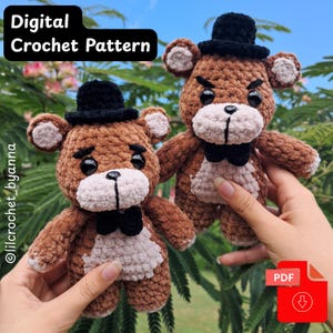 Puede incluir: Dos osos de peluche de ganchillo marrones con pajaritas y sombreros negros. Los osos tienen hocicos y orejas de color canela claro. La imagen incluye el texto "Digital Crochet Pattern" y un icono de descarga PDF.
