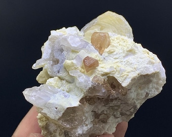 パキスタン・スカルドゥ産、水晶上のトパーズ結晶、原石トパーズ標本