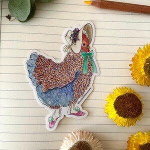 Può includere: Un adesivo stravagante con un pollo che indossa un cappello adornato con fiori e un fiocco verde. Il pollo ha piume blu e marroni e indossa scarpe rosa. L'adesivo è su carta a righe con girasoli e una matita.