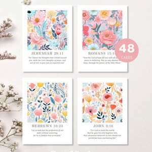 Pode incluir: Conjunto de 48 cartões de escritura imprimíveis de primavera pastel (KJV) com desenhos florais. Cada cartão apresenta um versículo bíblico diferente, como Jeremias 29:11 e João 3:16, com um fundo floral colorido. Os cartões são retangulares.