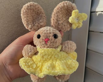Haakpatroon voor een konijntje met jurkje – Geïllustreerde amigurumi-handleiding | PDF-patroon Haakpatroon voor een konijntje met jurkje en bloem – Geïllustreerde handleiding (ENG / FR)