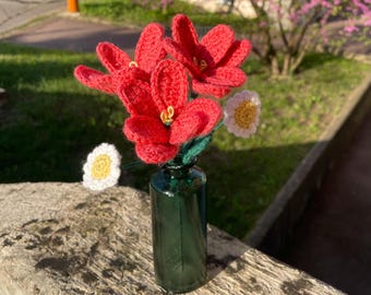 Gehäkelter Blumenstrauß in einer grünen Glasvase – Rosa Tulpen und weiße Gänseblümchen – Handgefertigte Blumendekoration