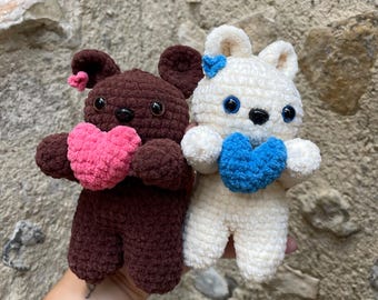 Handgemaakte gehaakte teddybeer – Bruine of witte beer met een hartje (schattig cadeautje, amigurumi haakwerk)
