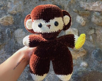 Schattige gehaakte aapknuffel met banaan – Handgemaakte amigurumi van zacht chenillegaren