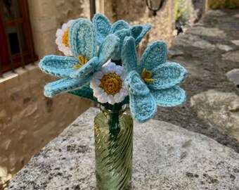 Handgemaakt gehaakt eeuwig boeket – 3 gelede turquoise tulpen en 2 witte madeliefjes met vaas