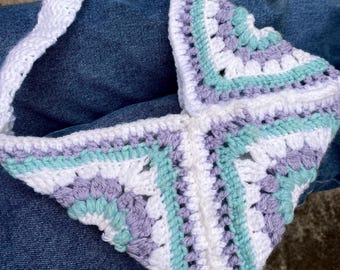 Lila/Blauw/Witte Driehoek Granny Bag – Handgemaakt Haakwerk | Oma driehoek tas lila/blauw/wit – handgemaakt haakwerk