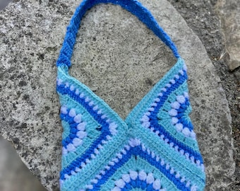 Handgemaakte gehaakte granny square tas – blauwe en witte schoudertas | Handgemaakte gehaakte handtas - Blauwe en witte granny square tas