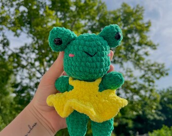 Geïllustreerd PDF-patroon amigurumi groene haakkikker – kawaii knuffel met gele jurk, tweetalig FR/EN