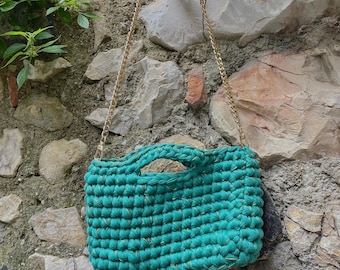 Smaragdgroene gehaakte tas met gouden details en ketting om over de schouder te dragen | Handgemaakt