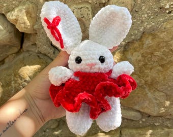 Handgemaakte gehaakte amigurumi witte konijn - rode pofjurk en rode strik op het oor