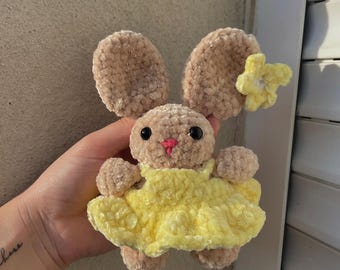 Gehaakt konijntje met gele jurk – handgemaakte knuffel | Gehaakt konijntje met gele jurk – handgemaakte knuffel