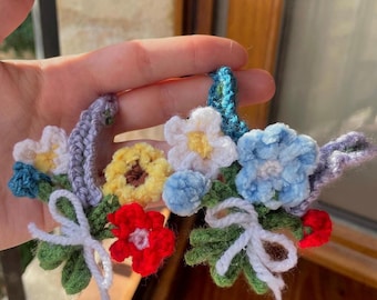 Handgemaakte gehaakte sleutelhanger met bloemenboeket - schattige amigurumi in zachte kleuren - cadeau-idee