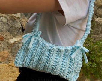 Handgemaakte lichtblauwe haaktas – schoudertas met linten | Kleine hemelsblauwe haaktas – handgemaakt met linten