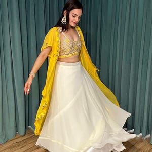 Gelber Lehnega choli Designer lehenga choli Indowestern Outfit Bollywood lehenga haldi outfit indische Hochzeit Outfit Jacke lehenga kleid