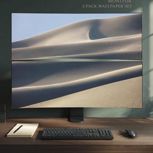 Può includere: Una configurazione a doppio monitor sovrapposto che mostra uno sfondo continuo di un paesaggio di dune di sabbia nel deserto. Il testo STACKED DUAL MONITOR 2-PACK WALLPAPER SET è visibile in alto. I monitor sono su una scrivania in legno scuro.