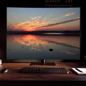 Può includere: Un monitor per computer curvo che mostra un tramonto su un lago, con il testo ULTRA-WIDE SCREEN ART 2-PACK WALLPAPER SET in alto. Lo schermo mostra nuvole arancioni e viola che si riflettono sull'acqua calma, su una scrivania in legno.