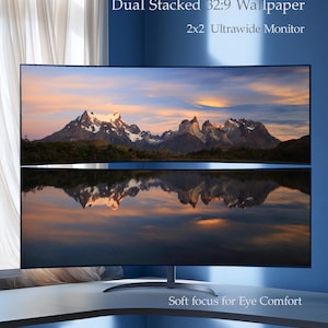 Può includere: Un monitor ultra-wide a doppia pila che mostra un paesaggio di montagne innevate al tramonto. Lo schermo presenta il testo Dual Stacked 32:9 Wallpaper, 2x2 Ultrawide Monitor e Soft focus for Eye Comfort su uno sfondo blu.