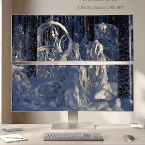 Può includere: Un set di due sfondi per desktop doppio che mostra una scena di foresta innevata con tronchi d'albero scuri e rami coperti di neve. Il testo DUAL DESKTOP BACKGROUND e 2-PACK WALLPAPER SET è visualizzato sopra i due schermi sovrapposti.