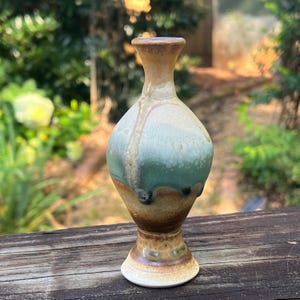 Tisha Koch North Carolina Art Pottery Diminutive Bud Vase signiert