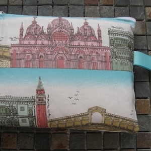 Italian scene print large padded bag